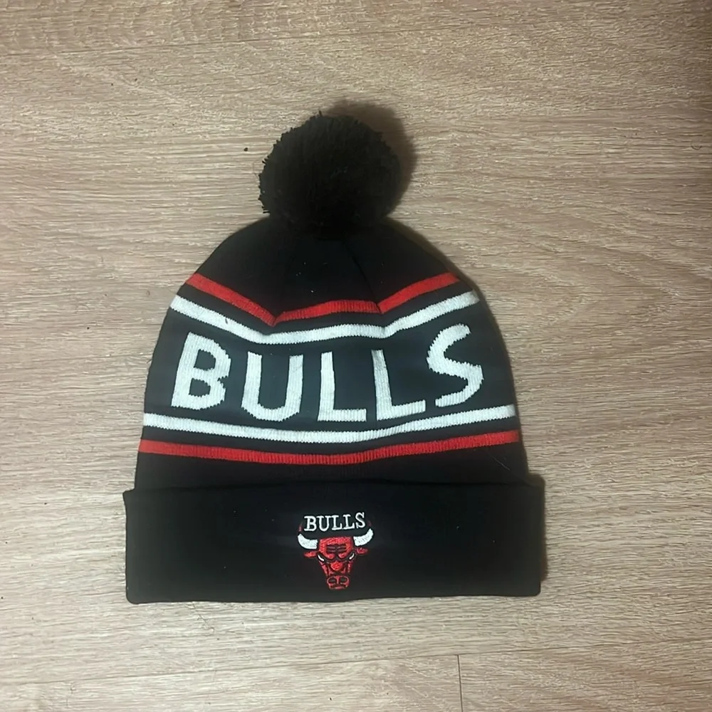 Bulls hat - Picture 1 of 2